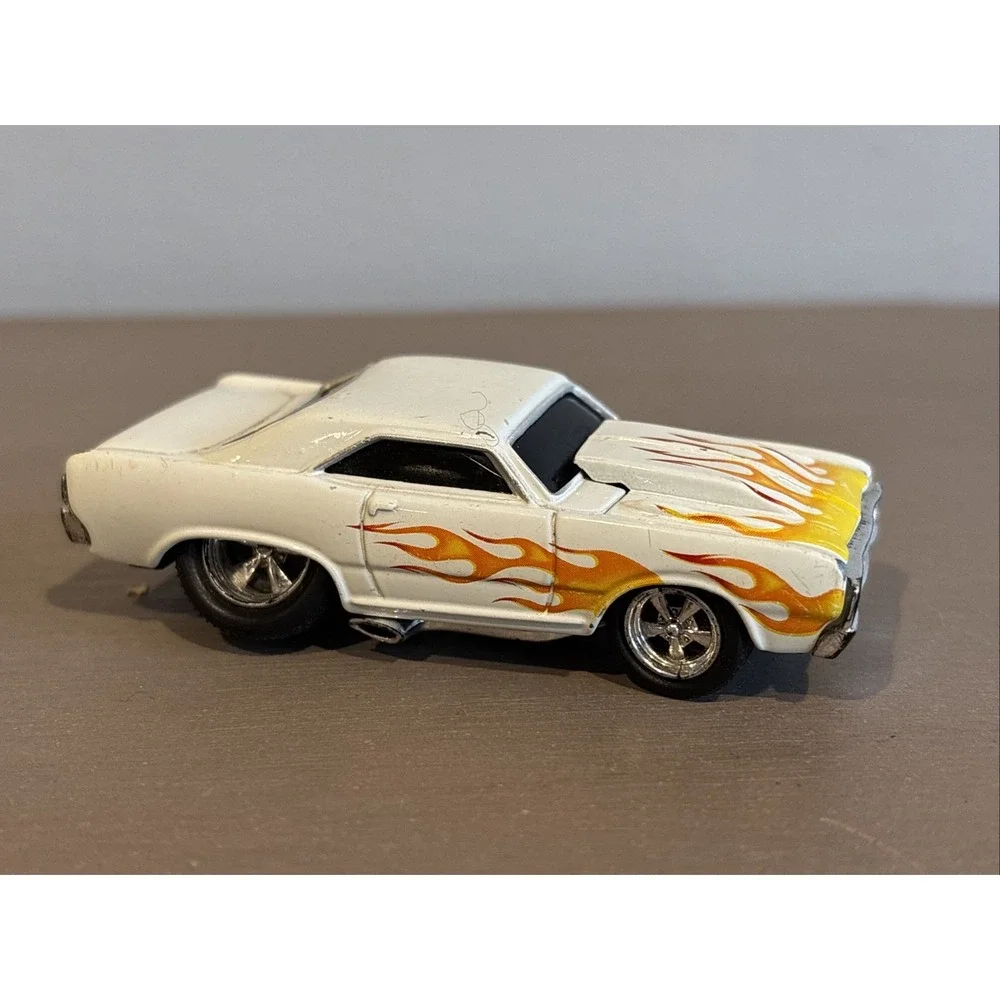 Muscle Machines 1968 Dodge Dart HEMI 1:64 White With Orange Flames